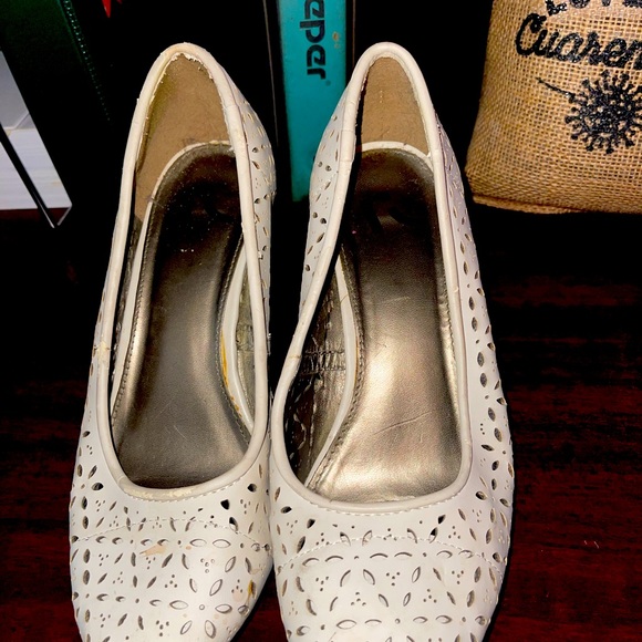 Gently used women’s heels and flats. Wanting to sell them all at once. - Picture 3 of 4